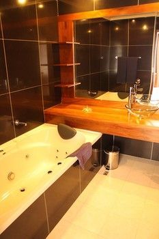 Deep Soaking Bathtub